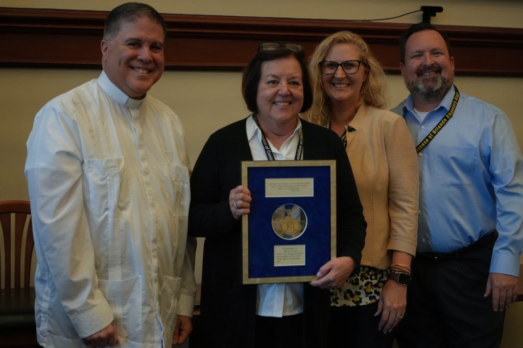 Marta receiving Mary Mother of God Award